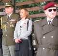 Velitel ochranné služby vojenské policie plukovník Ing. Oskar Šverdík, Blanka Lišková (ČRDM) a v popředí generálporučík Tomáš Sedláček