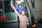 Velitel Expedice Mars Petr Adámek vystupuje z autobusu jako první