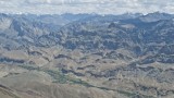 Mulbekh mezi ostrými himálajskými štíty, pozorovaný z výšky 4800 metrů (foto Stanislav Vanek)