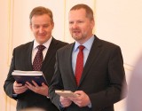 Ministr školství Petr Fiala (vpravo) a jeho náměstek Jindřich Fryč při udílení resortních vyznamenání - medailí MŠMT 1. a 2. stupně (foto Jiří Majer)