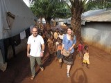 Ředitelka SIRIRI Hana Říhová s misionářem O. Federicem a dětmi z uprchlického tábora v Bangui