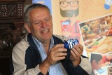 Odborný garant výstavy Jaroslav Flejberk s novinkou od maďarského vynálezce Ernö Rubika, tvůrce mechanických hlavolamů (foto Jiří Majer)