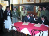 Podpis dohody o spolupráci mezi Junákem a A-TOM, sedící zleva Tomáš Novotný, vpravo Jiří Navrátil (17. 10. 2000)