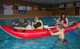 Hendikepované děti z OS Cesta se dostaly v kajaku do bazénu díky hronovským tomíkům - oddílu Lotři